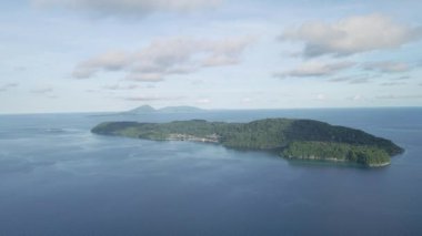 Pulau 'nun havadan görünüşü Banda Adalarından birini yönetiyor. Maluku, Endonezya 17 Nisan 2024