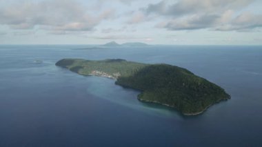 Pulau 'nun havadan görünüşü Banda Adalarından birini yönetiyor. Maluku, Endonezya 17 Nisan 2024