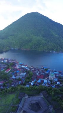 Arka planda Banda Neira okyanusu olan Belgica Kalesi 'nin havadan görüntüsü. Maluku, Endonezya, 19 Nisan 2024