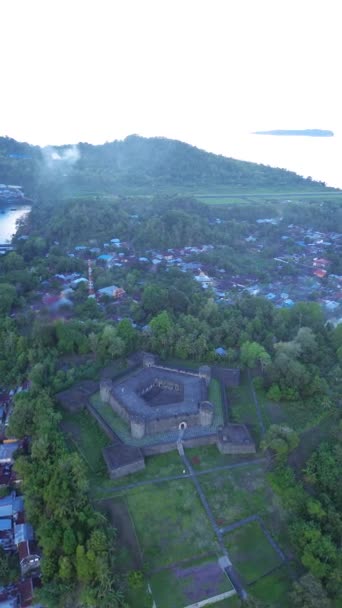 バンダ ネイラ海を背景としたベルガニカ砦の空中展望 インドネシア マルク 2024年4月19日 — ストック動画