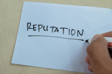 Ahşap Masa 'da izole edilmiş yapışkan notlara itibar kavramı.