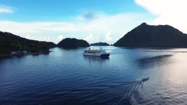 Endonezya Ulusal Bayrağı Pelni Gemisinin Hava Görüntüsü Çevredeki Adalar Arasındaki — Stok video
