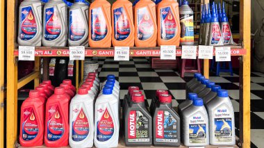 Bir tamircide çeşitli motor ve motor yağı şişeleri. Bekasi, Endonezya, 22 Nisan 2024