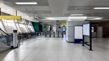 LRT Jakarta tren istasyonunun iç manzarası. Endonezya toplu taşımacılığı. Bekasi, Endonezya, 22 Nisan 2024