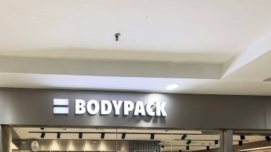 Bodypack marka mağaza logosu alışveriş merkezinin vitrininde. Bekasi, Endonezya, 1 Mayıs 2024