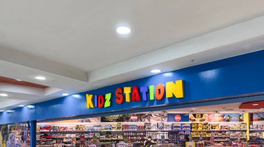 Alışveriş merkezindeki mağazanın vitrininde çocuk mağazası logosu var. Ülke genelinde ünlü bir oyuncakçının girişi. Bekasi, Endonezya, 1 Mayıs 2024