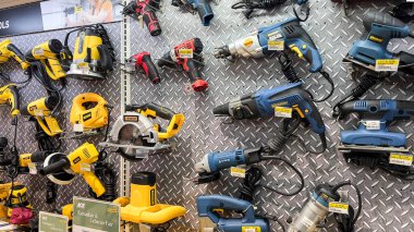 Ace mağazasında çeşitli donanım araçları gösterimi. Ace Hardware, Endonezya 'da bir ev ürünü ve inşaat hipermarketi. Bekasi, Endonezya, 1 Mayıs 2024
