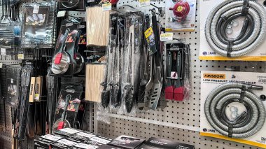 Ace mağazasında çeşitli donanım araçları gösterimi. Ace Hardware, Endonezya 'da bir ev ürünü ve inşaat hipermarketi. Bekasi, Endonezya, 1 Mayıs 2024