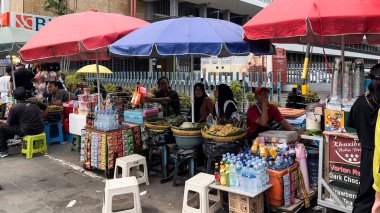 Turistler ve yerel halk Jakarta caddesindeki eski tarihi bölgede yemek yiyorlar. Şehir otantik Asya yemekleri ile ünlüdür. Bekasi, Endonezya, 1 Mayıs 2024