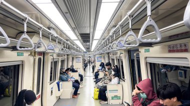 Jakarta tren istasyonu manzarası. Endonezya toplu taşımacılığı. Bekasi, Endonezya, 1 Mayıs 2024
