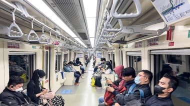 Jakarta tren istasyonu manzarası. Endonezya toplu taşımacılığı. Bekasi, Endonezya, 1 Mayıs 2024