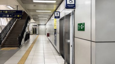 LRT Jakarta tren istasyonunun iç manzarası. Endonezya toplu taşımacılığı. Bekasi, Endonezya, 1 Mayıs 2024