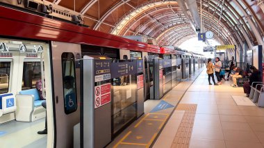 LRT Jakarta tren istasyonunun iç manzarası. Endonezya toplu taşımacılığı. Bekasi, Endonezya, 1 Mayıs 2024