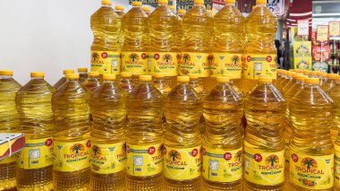 Süpermarketin raflarında pişen yağların markaları. Endonezyalıların çoğunluğu kızarmış yiyecekler için palmiye yağı kullanır. Bekasi, Endonezya, 1 Mayıs 2024