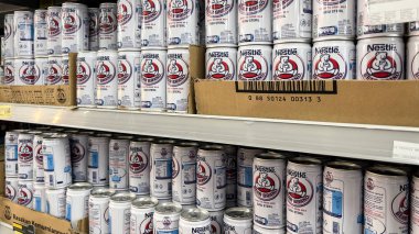 Ayı damgası veya susu beruang, Sterilize edilmiş süt Nestle tarafından içilmeye hazır. Bekasi, Endonezya, 1 Mayıs 2024