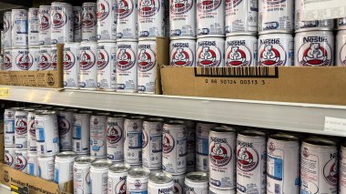 Ayı damgası veya susu beruang, Sterilize edilmiş süt Nestle tarafından içilmeye hazır. Bekasi, Endonezya, 1 Mayıs 2024