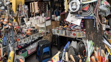 Jatinegara Market, Endonezya 'nın Jakarta şehir merkezinde tarihi bir pazardır. Geleneksel yiyecek, giyecek ve ev eşyaları arasında bir sürü dükkan var. Jakarta, Endonezya, 7 Mayıs 2024