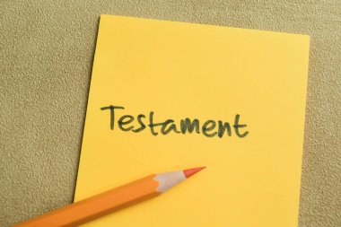 Tahta Masa 'da izole edilmiş yapışkan notlara Ahit kavramı.