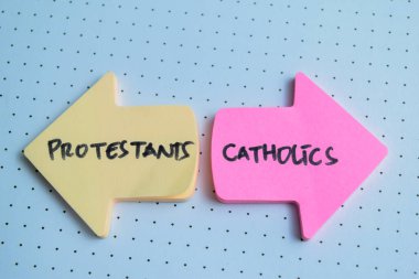 Protestan ya da Katolik kavramları, Tahta Masa 'ya izole edilmiş yapışkan notlara yazarlar..