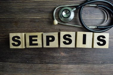 Tahta arka planda Sepsis yazan tahta küplerin kavramı.