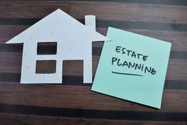 Ahşap Masa 'da izole edilmiş yapışkan notlara Emlak Planlama kavramı.