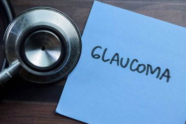 Tahta Masa 'da izole edilmiş yapışkan notlar üzerine Glaucoma kavramı.