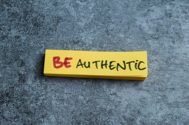 Tahta Masa 'da izole edilmiş yapışkan notlar üzerine Otantik Olarak Yazma kavramı.