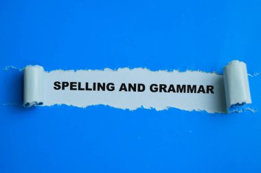 Yırtık kağıda yazılmış Yazım ve Dilbilgisi Metni kavramı.