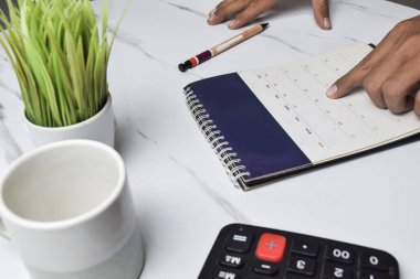 İş stratejisi için toplanma tarihi ve saatini kontrol etmek için takvimdeki Adam görünümü