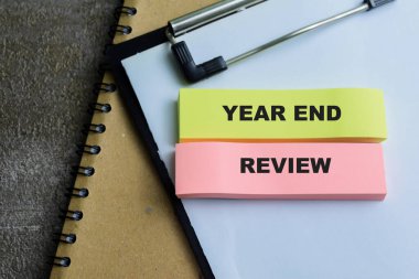 Yıl sonu İncelemesi kavramı Tahta Masa 'da izole edilmiş yapışkan notlar üzerine yazın.
