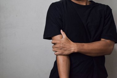 Orta yaşlı erkekler kol ağrısı, sağlık ve sağlık sorunları yaşıyorlar.