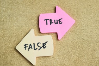 Tahta Masa 'da izole edilmiş yapışkan notlar üzerine yanlış ya da doğru yazma kavramı.