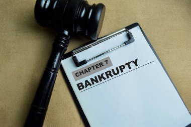 7. Bölüm İflas kavramı. Ahşap arka planda izole edilmiş evraklar..