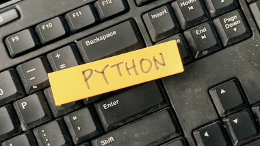 Tahta Masa 'da izole edilmiş yapışkan notlara Python kavramı.