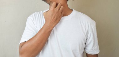 Kaşındıran kollar bej arka planda sağlık ve ilaç sorunları