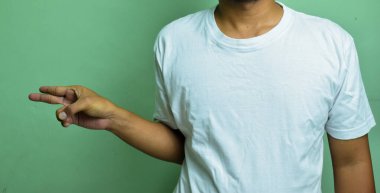 Genç erkek, sağır alfabesini gösterirken elini kaldırıyor ve parmaklarıyla H harfini oluşturuyor.