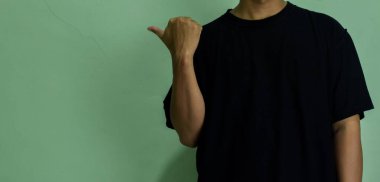 Fotokopi alanını gösteren genç adam, boş alanı gösteriyor ve reklamını yapıyor.