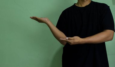 Fotokopi alanını gösteren genç adam, boş alanı gösteriyor ve reklamını yapıyor.