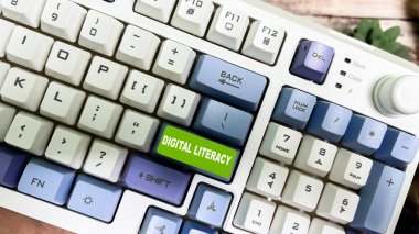 Dizüstü bilgisayarda izole edilmiş klavyeye dijital okuma yazma