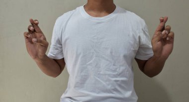 Umut dolu genç adam şans diliyor.