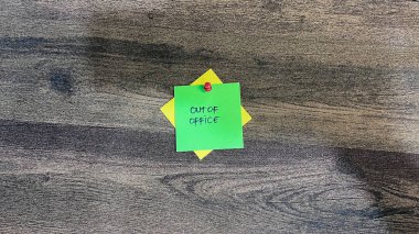 Ofis dışı kavramı, Tahta Masa 'ya izole edilmiş yapışkan notlara yazılır.