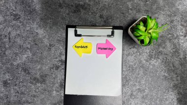 Cumhuriyet ya da Monarşi kavramı, Tahta Masa 'ya izole edilmiş yapışkan notlar üzerine yazılmıştır..