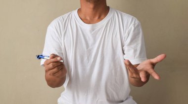 İş adamı sunumunun detaylarını anlatmak için el hareketi yapıyor.