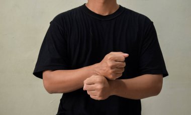 Gri arka planda vücut dili konuşan el hareketleriyle işaret dili