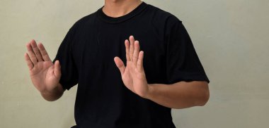 Konuşurken işaret dili kullanan genç adam.