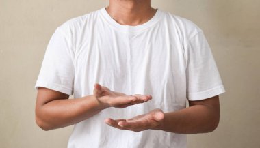 İşaret dilini el hareketleriyle gösteren genç adam vücut dili konuşuyor, işitme engelli tercüman