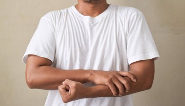 Genç adam işaret dili kullanarak sosis yemek ya da almak istiyor.