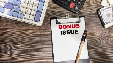 Bonus sayısı kavramı Tahta Masa 'da izole edilmiş kağıt üzerinde yaz.