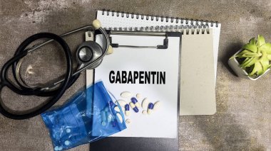 Gabapentin kavramı, Tahta Masa 'da izole edilmiş kağıtlara yazılır..