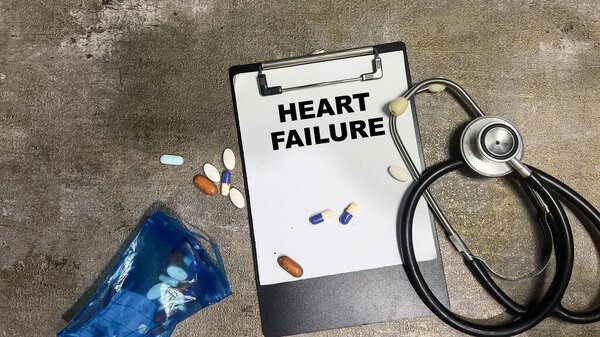 Концепция отказа сердца написать на документы изолированы на деревянный стол.